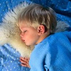 Приучаем ребенка спать отдельно